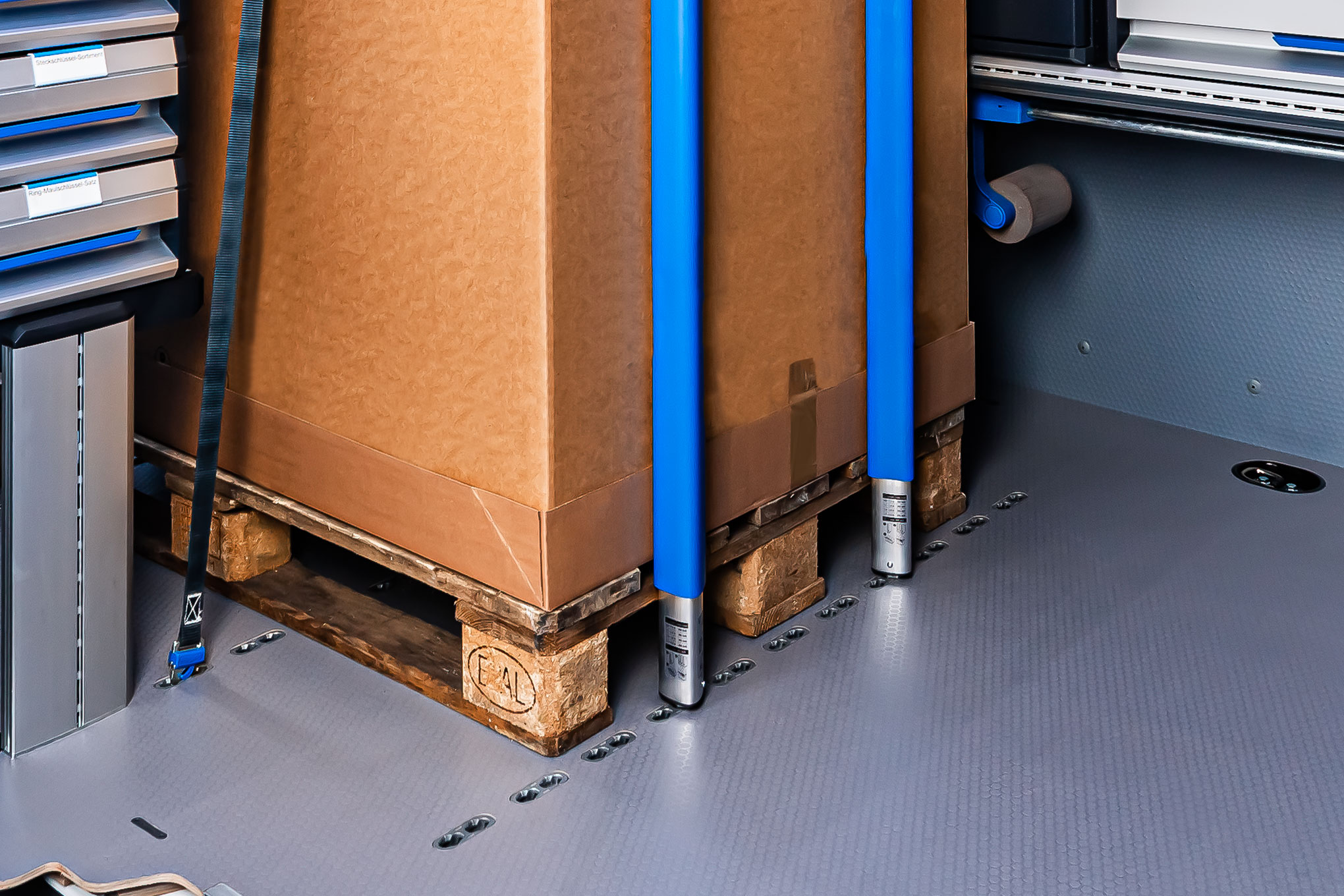 Euro-Palette mit Sortimo Spannstangen im Fahrzeug gesichert